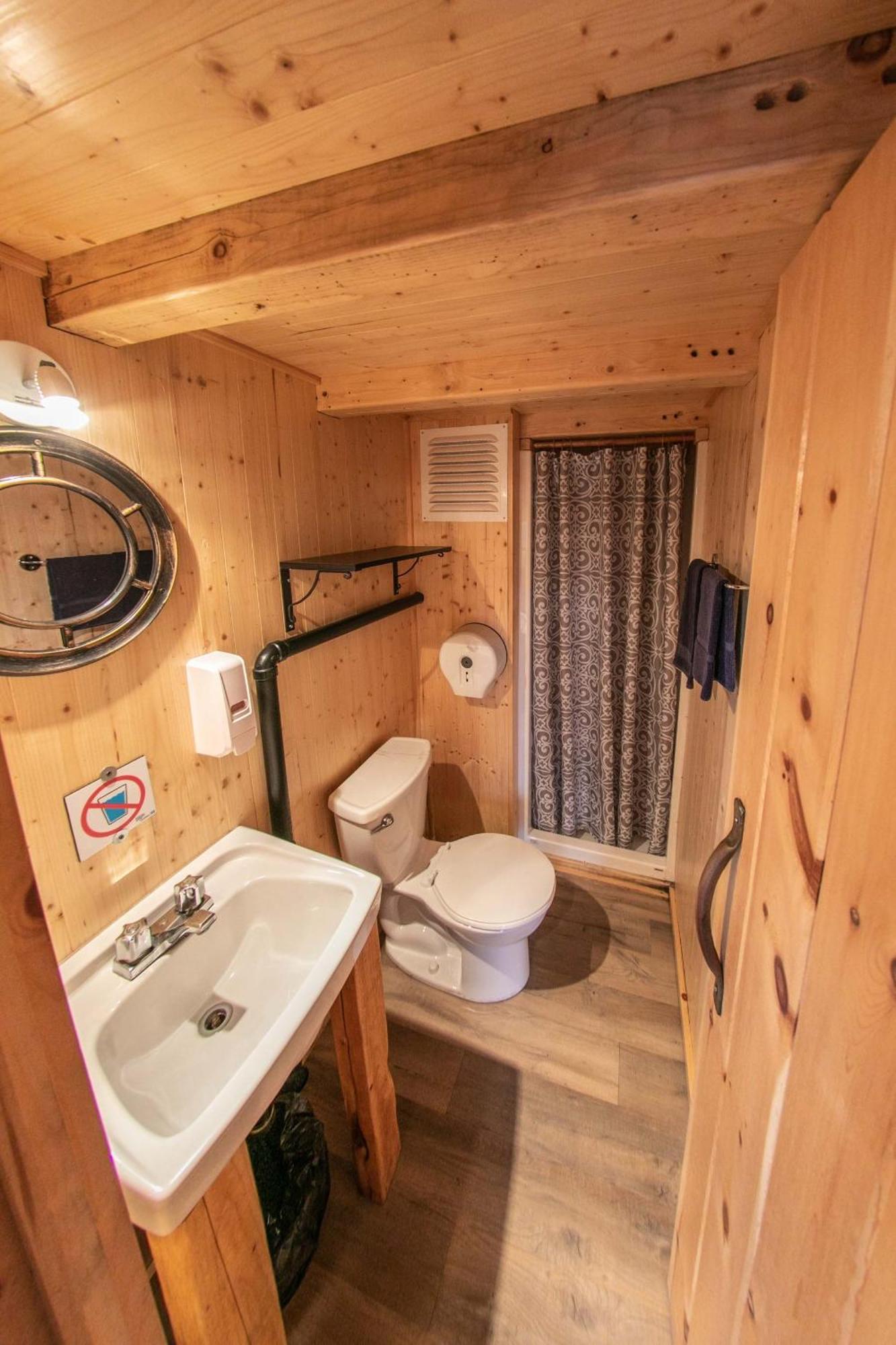 Auberge Festive Sea Shack Sainte Anne-des-Chênes Eksteriør bilde