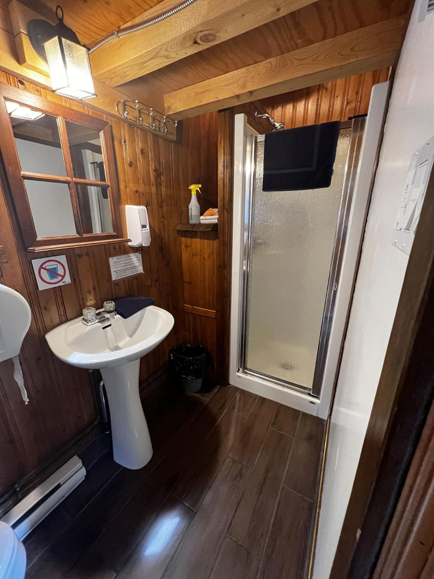 Auberge Festive Sea Shack Sainte Anne-des-Chênes Eksteriør bilde