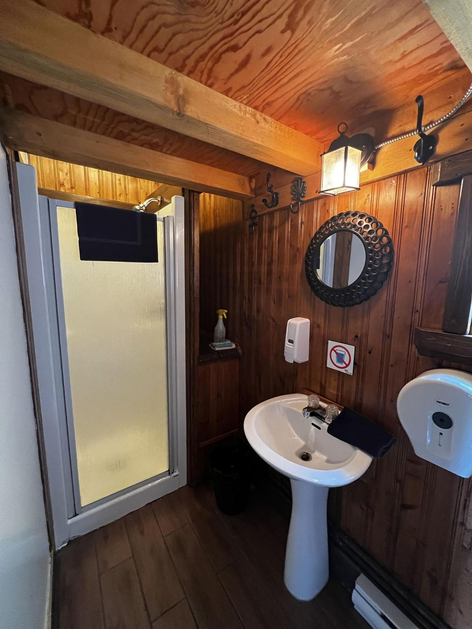 Auberge Festive Sea Shack Sainte Anne-des-Chênes Eksteriør bilde